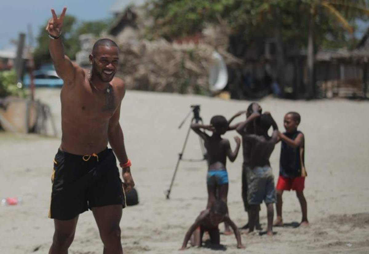 El reto del velocista hondureño Rolando Palacios en la playa