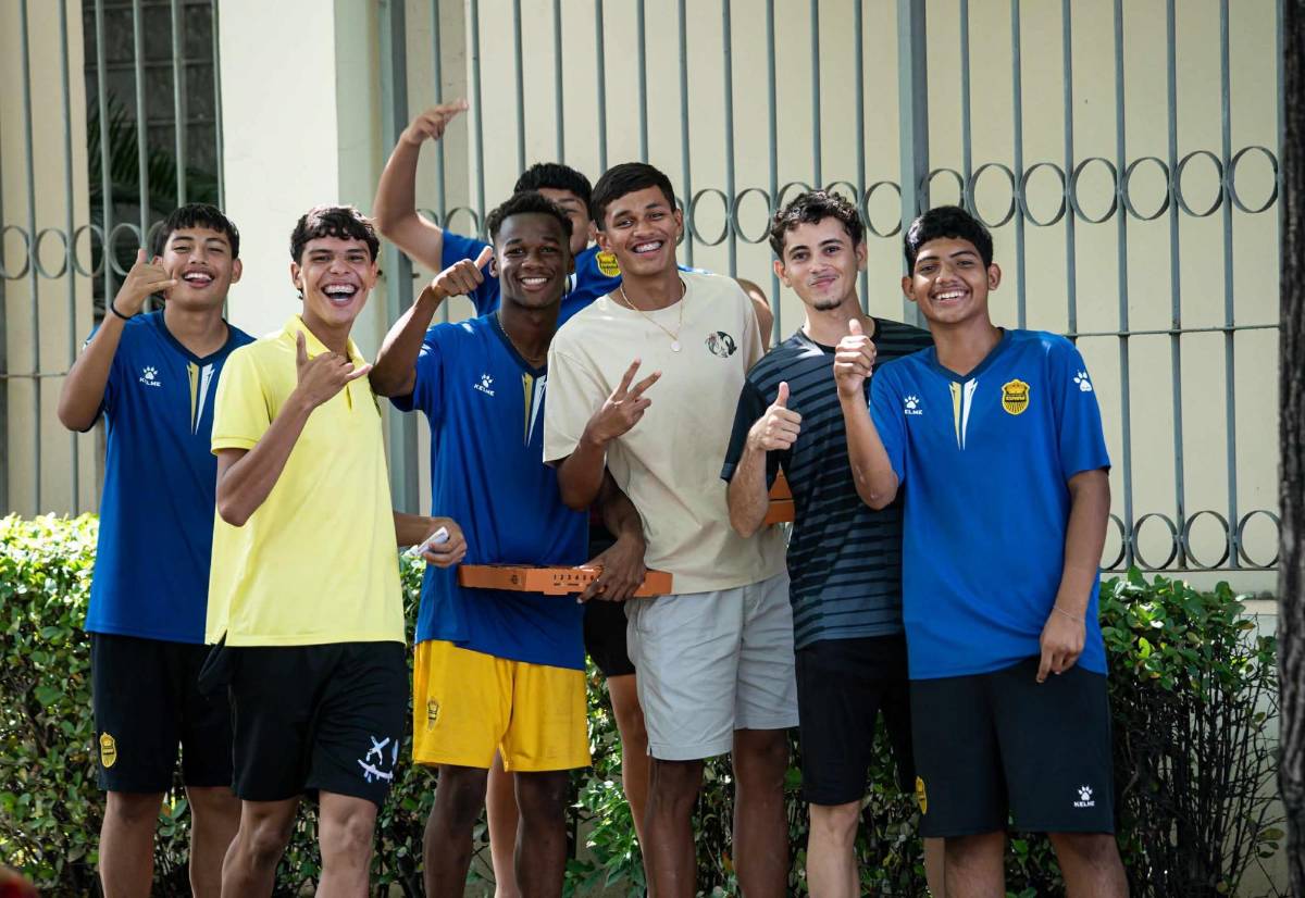 ¿Quién es la hermosa señorita de la Cruz Roja? mundialista y Batman se hacen presentes en el derbi Real España vs Marathón