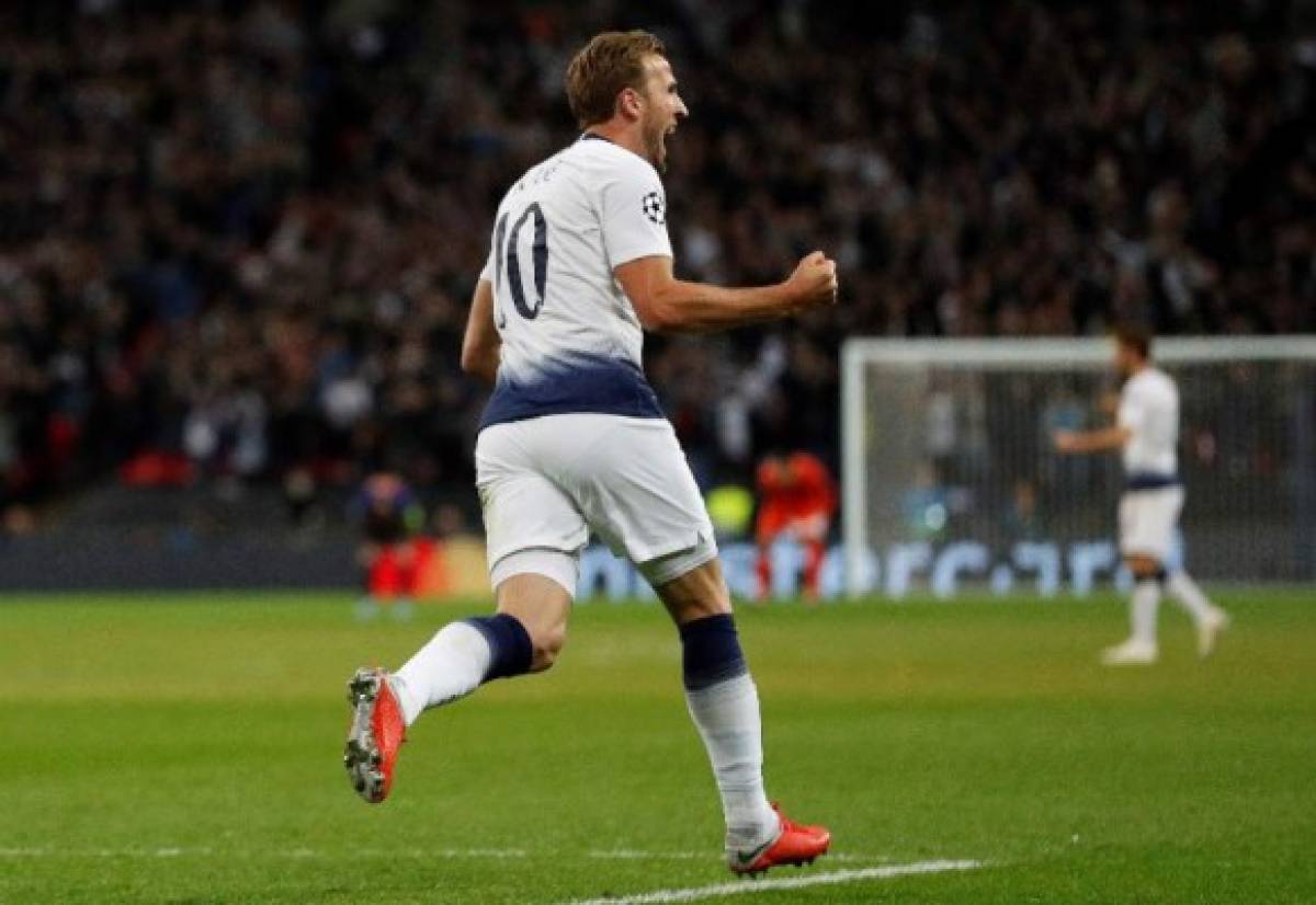 Tottenham Hotspur's English striker Harry Kane celebrates scoring his team's first goal during the Champions League group B football match match between Tottenham Hotspur and Barcelona at Wembley Stadium in London, on October 3, 2018. / AFP PHOTO / Adrian DENNIS