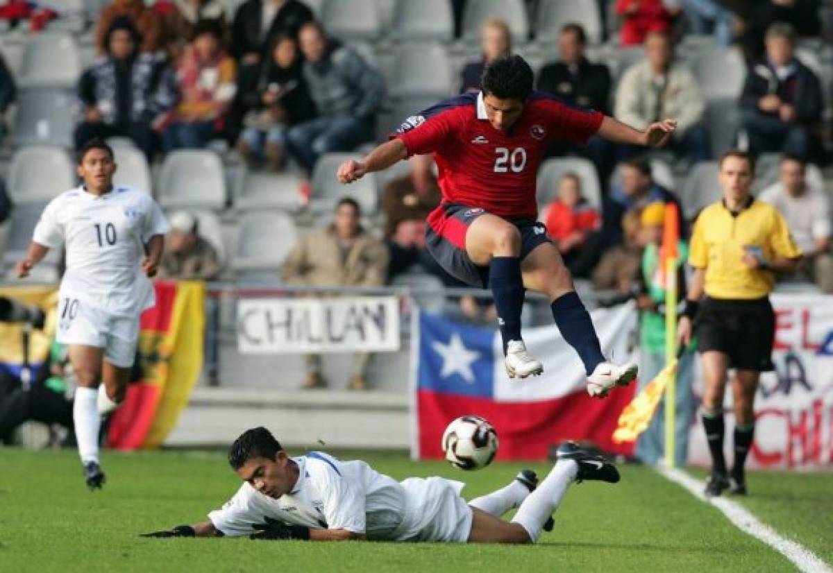 Doetinchem, Holanda - 11 de junio: Ricardo Parada de Chile evita una entrada de Marvin SÃ¡nchez de Honduras durante el Campeonato Juvenil de la FIFA en el Estadio Vijverberg el 11 de junio de 2005 en Doetinchem, Holanda