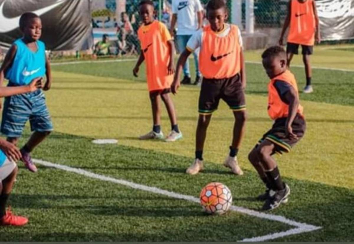 Alberth Elis sorprende a niños de Tela y les regala implementos deportivos