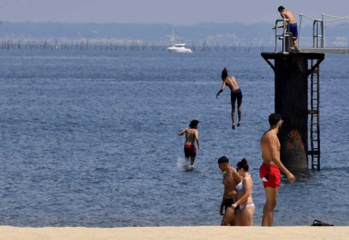 Playas, bares y cafés: Francia da un paso más hacia la normalidad en medio de la pandemia
