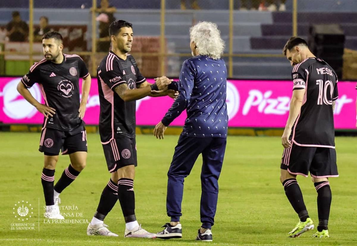 FOTOS: Viral abrazo de Messi con leyenda, el reencuentro con Suárez y colosal llenazo en El Salvador vs Inter Miami