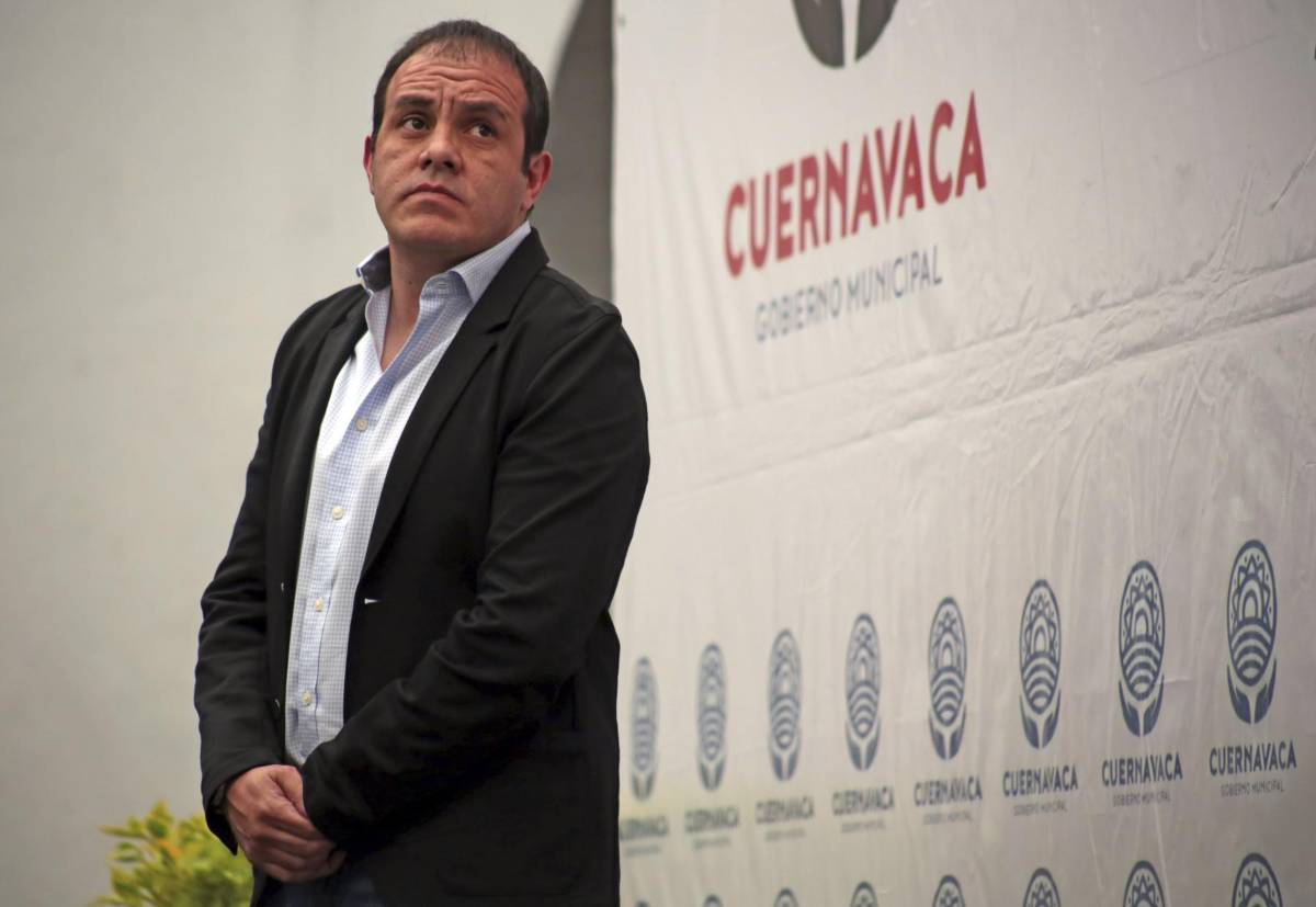 El presente inesperado de Cuauhtémoc Blanco: lo que cobra como gobernador, las fotos con criminales y una narcomanta