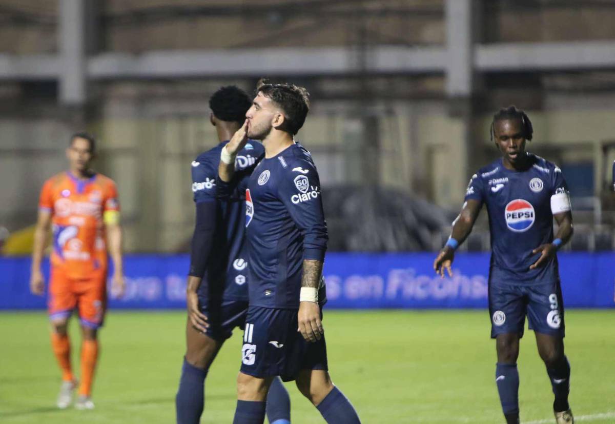 Doble récord y los besos de Auzmendi en su hat-trick y emotivo debut en el Motagua, ¿quién es el niño que brilló?