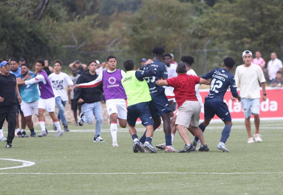 Enfrentamiento a puño limpio: Familiares y jugadores terminan la final de reservas entre Olimpia y Motagua entre golpes