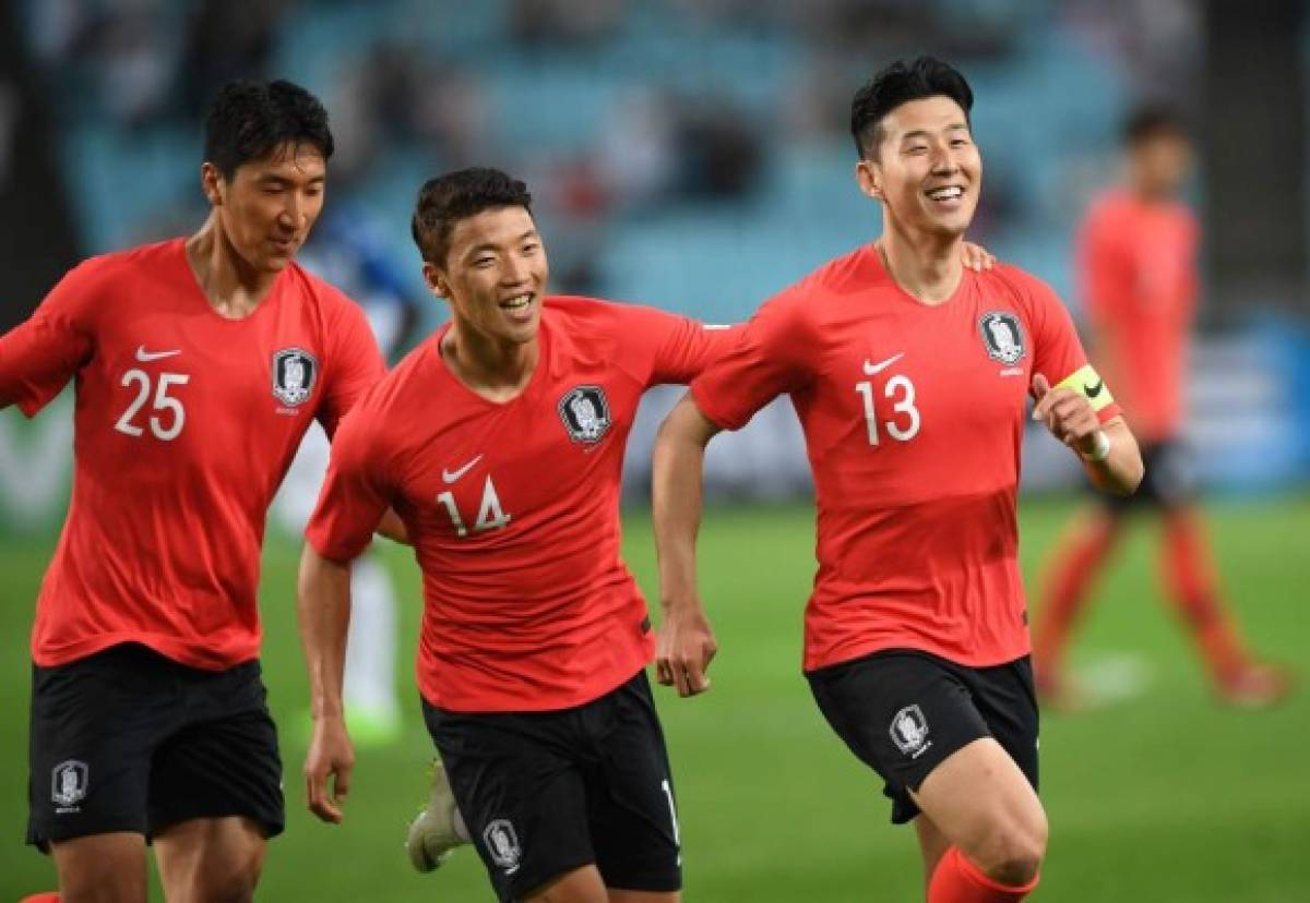 South Korea's Son Heung-min (R) celebrates his goal with teammates against Honduras during a friendly football match between South Korea and Honduras in Deagu on May 28, 2018.World Cup-bound South Korea defeated Honduras 2-0 in the friendly match. / AFP PHOTO / Jung Yeon-je