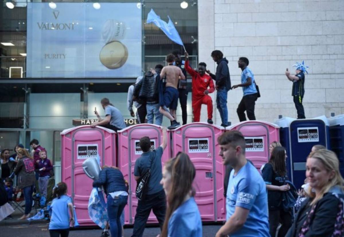 ¡La locura del Manchester City tras conquistar todo en el fútbol inglés!