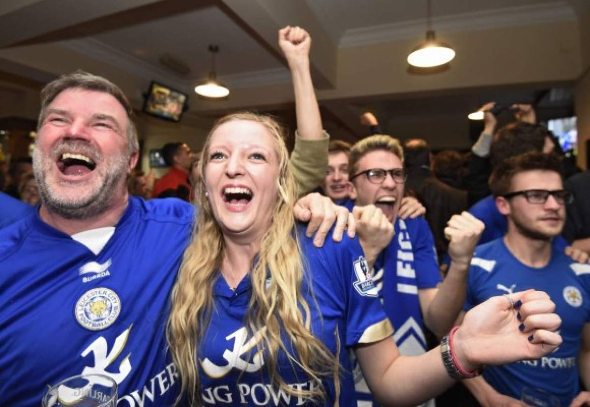 Así celebran los aficionados del Leicester City su primer título de la Premier League