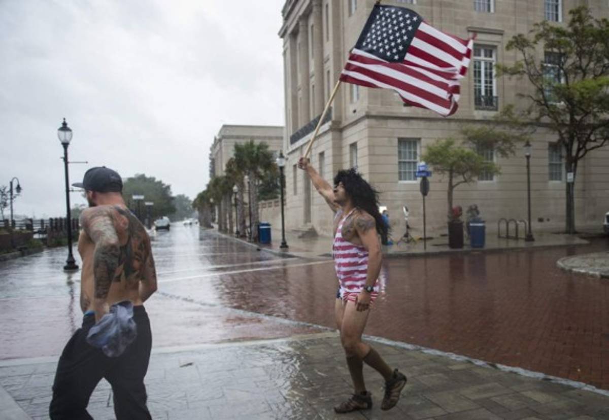 Huracán Florence toca tierra y comienza a desatar su furia en costa este de Estados Unidos