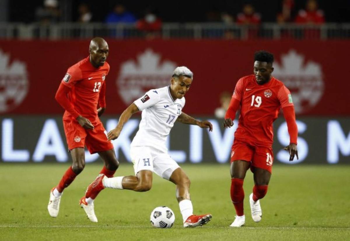 TORONTO, ON - SEPTEMBER 02: Andy Najar #17 of Honduras dribbles the ball as Atiba Hutchinson #13 and Alphonso Davies #19 of Canada defend during a 2022 World Cup Qualifying match at BMO Field on September 2, 2021 in Toronto, Ontario, Canada. Vaughn Ridley/Getty Images/AFP (Photo by Vaughn Ridley / GETTY IMAGES NORTH AMERICA / Getty Images via AFP)