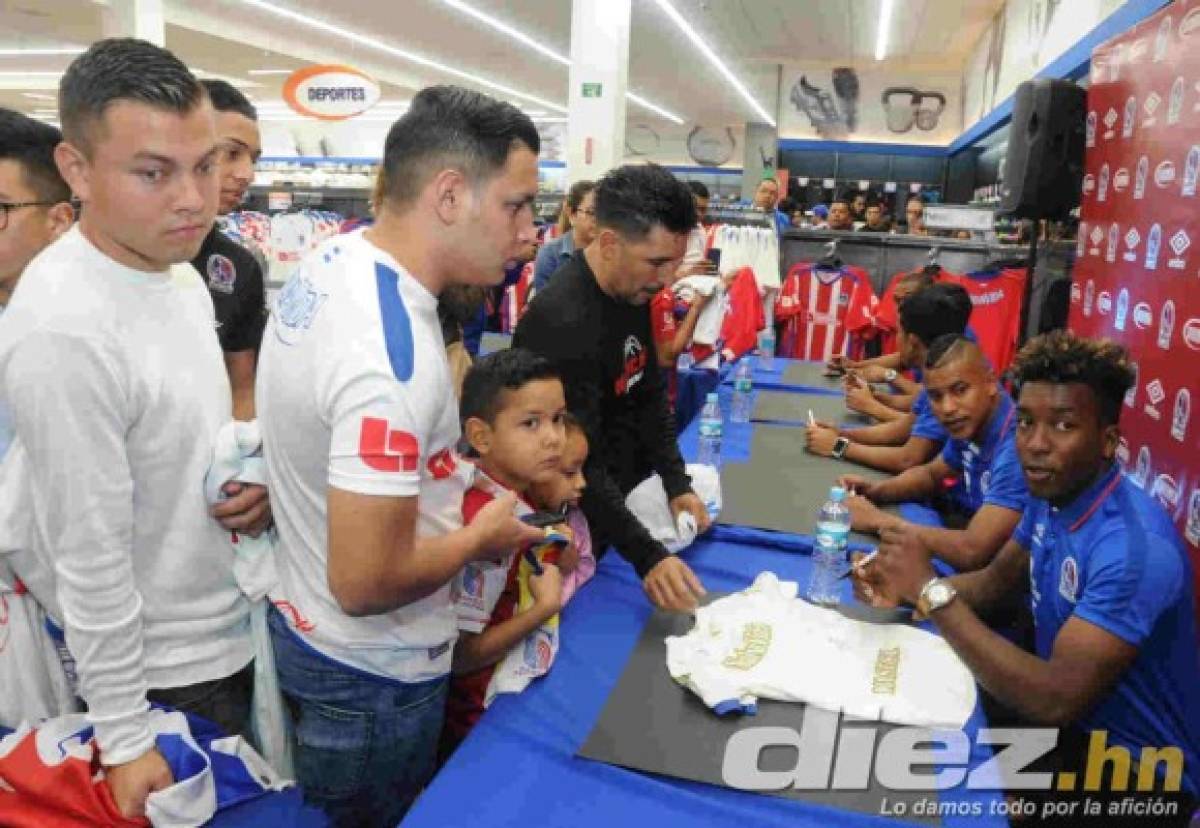 Locura en firma de autógrafos de jugadores del Olimpia previo a la final