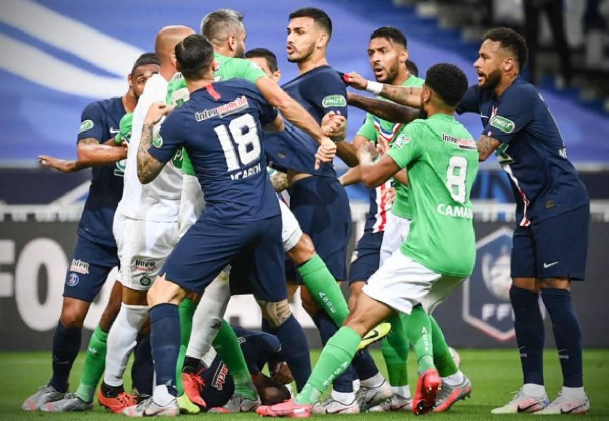 Fotos: Mbappé, entre lágrimas y en muletas, la tremenda pelea por su lesión y el festejo del PSG