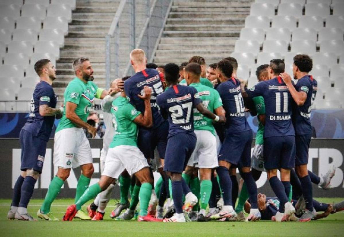 Fotos: Mbappé, entre lágrimas y en muletas, la tremenda pelea por su lesión y el festejo del PSG