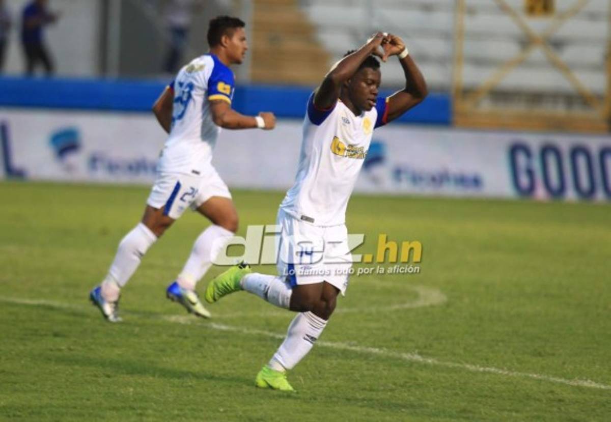 Fotos: El gesto de 'Manolo' y la chica de lentes que enamoró en el Olimpia-Platense