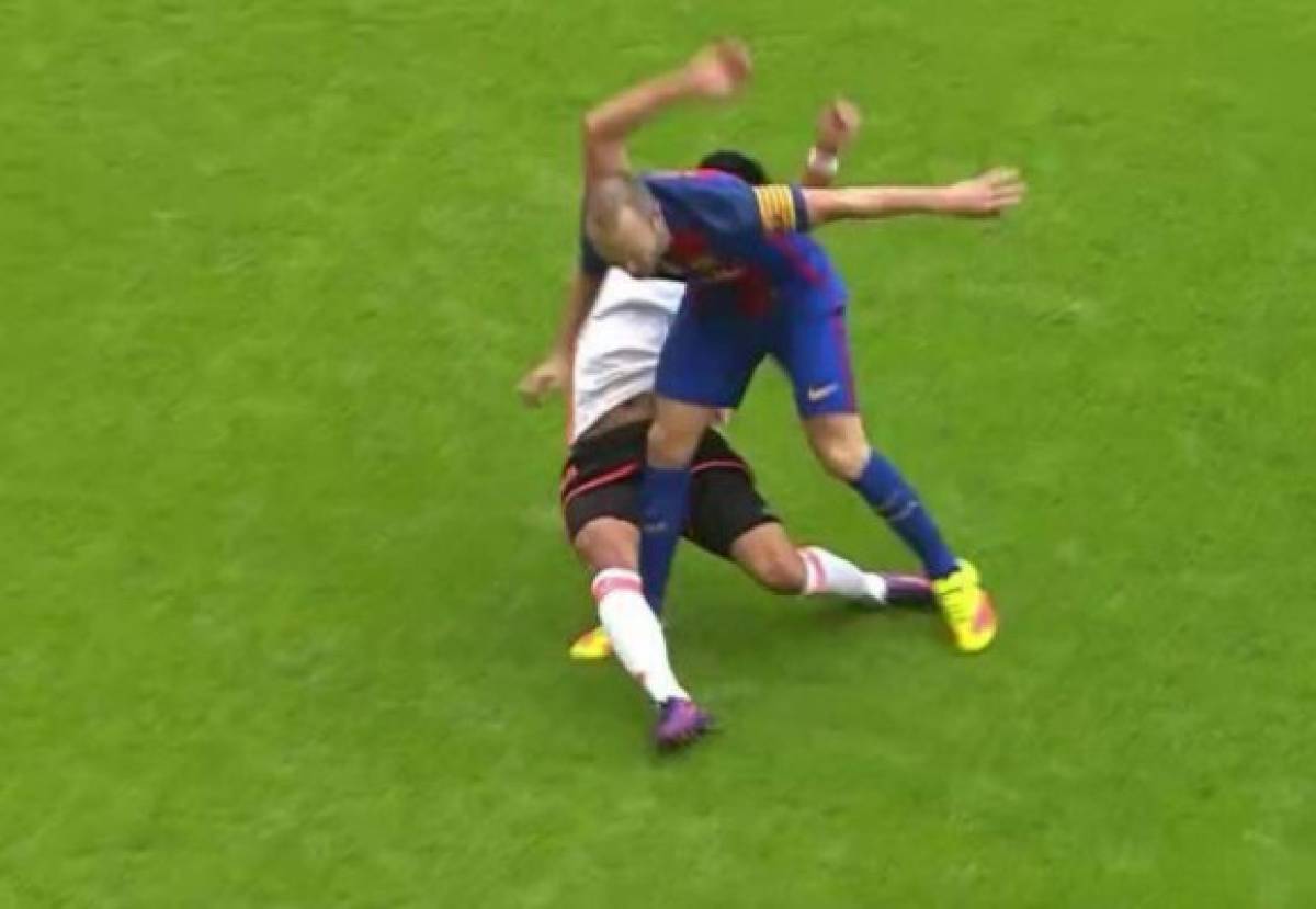 Fotos: Momentos dramáticos de Iniesta tras sufrir una durísima lesión