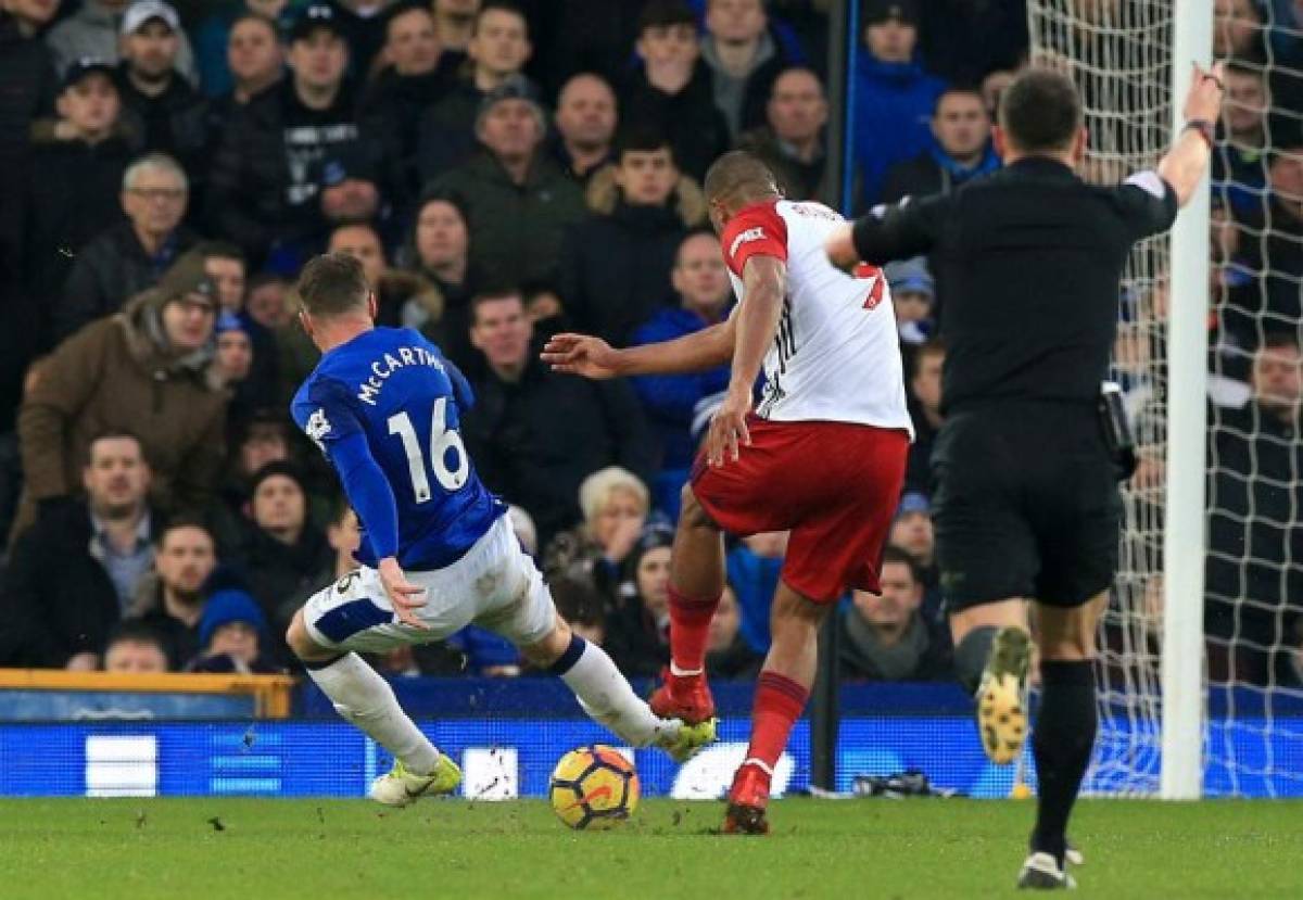 Everton's James McCarthy (left) gets injured after attempting to block a shot from West Bromwich Albion's Salomon Rondon during the Premier League match at Goodison Park, Liverpool. *** EDITOR'S NOTE - GRAPHIC CONTENT***