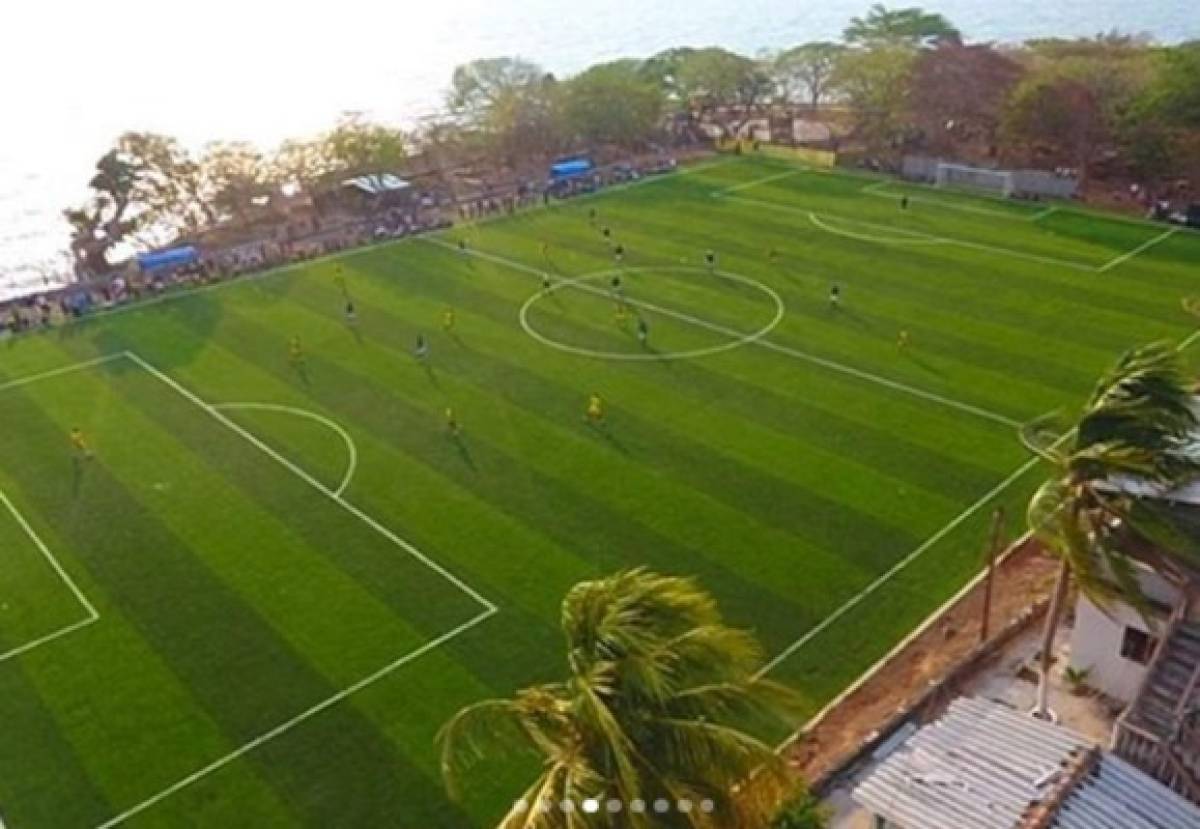 FOTOS: Espectacular cancha frente a la playa fue inaugurada en Amapala