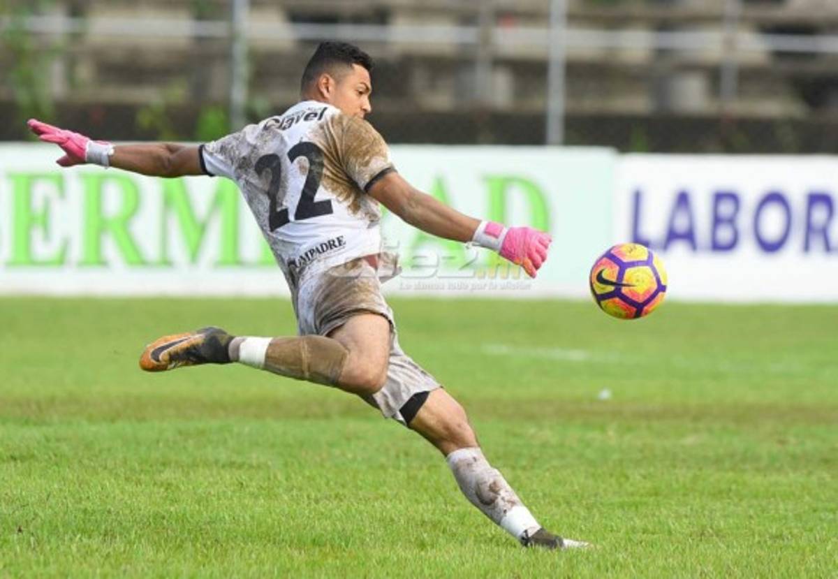NO VISTE EN TV: Saludo a Vargas, aficionada queda en brasier y niño irrumpe el clásico