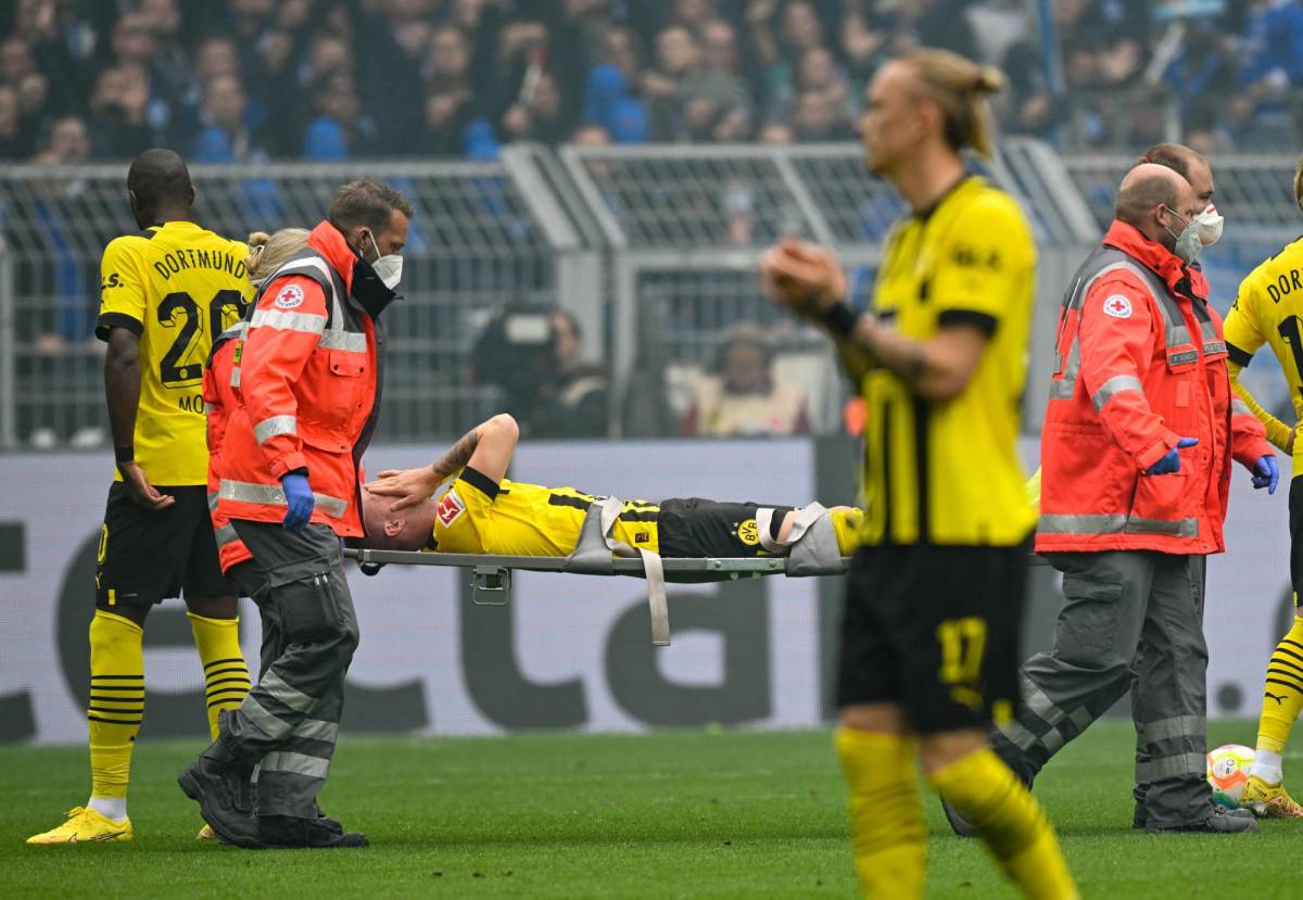 Marco Reus, entre lágrimas, fue retirado del campo en camilla.
