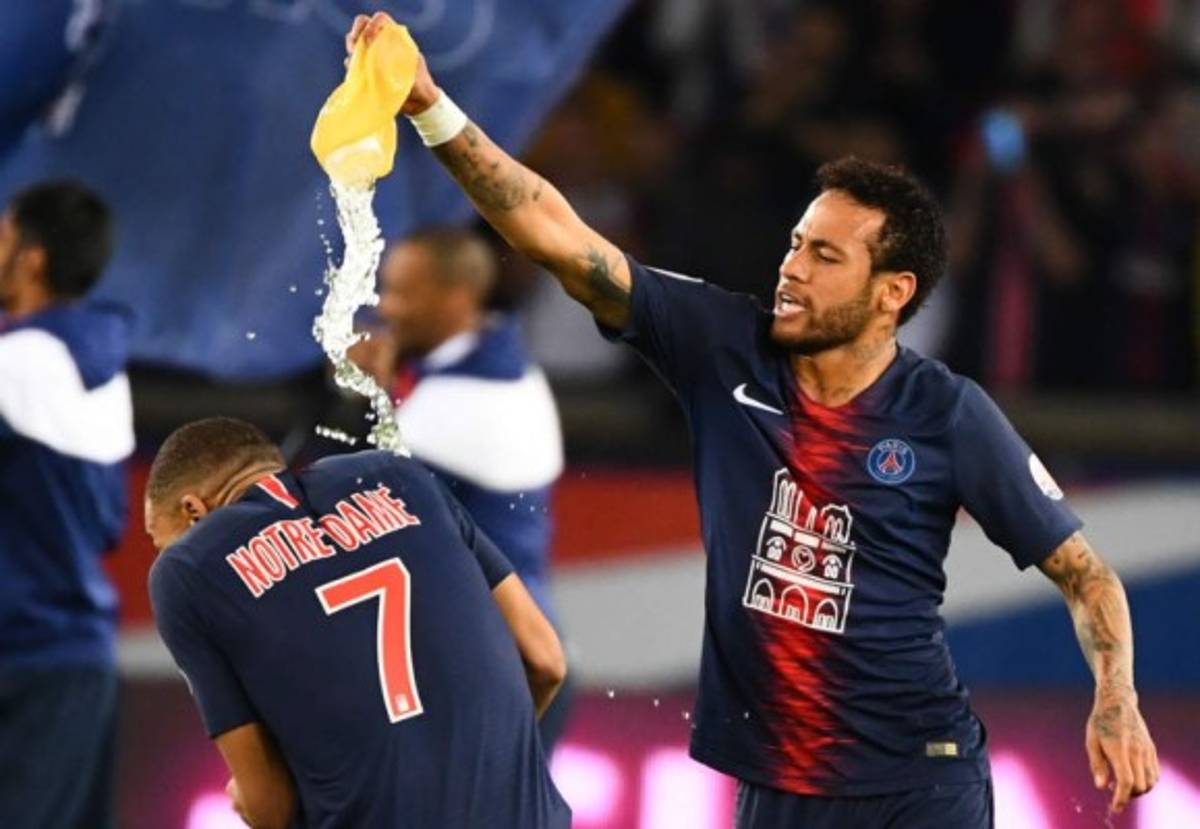 Así fue el emotivo regreso de Neymar: De rodillas y broma a Mbappé para celebrar el título del PSG