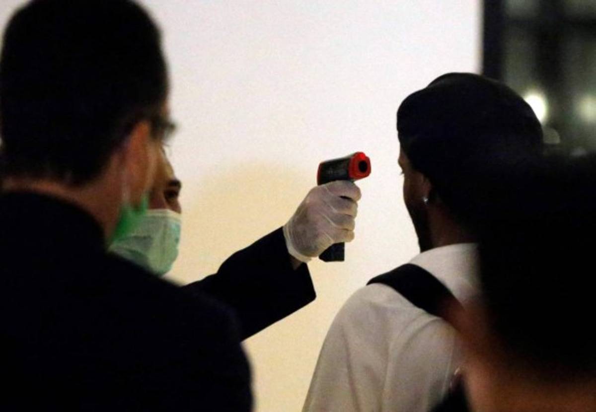 FOTOS: Así salió Ronaldinho de la cárcel para cumplir arresto domiciliario en lujoso hotel