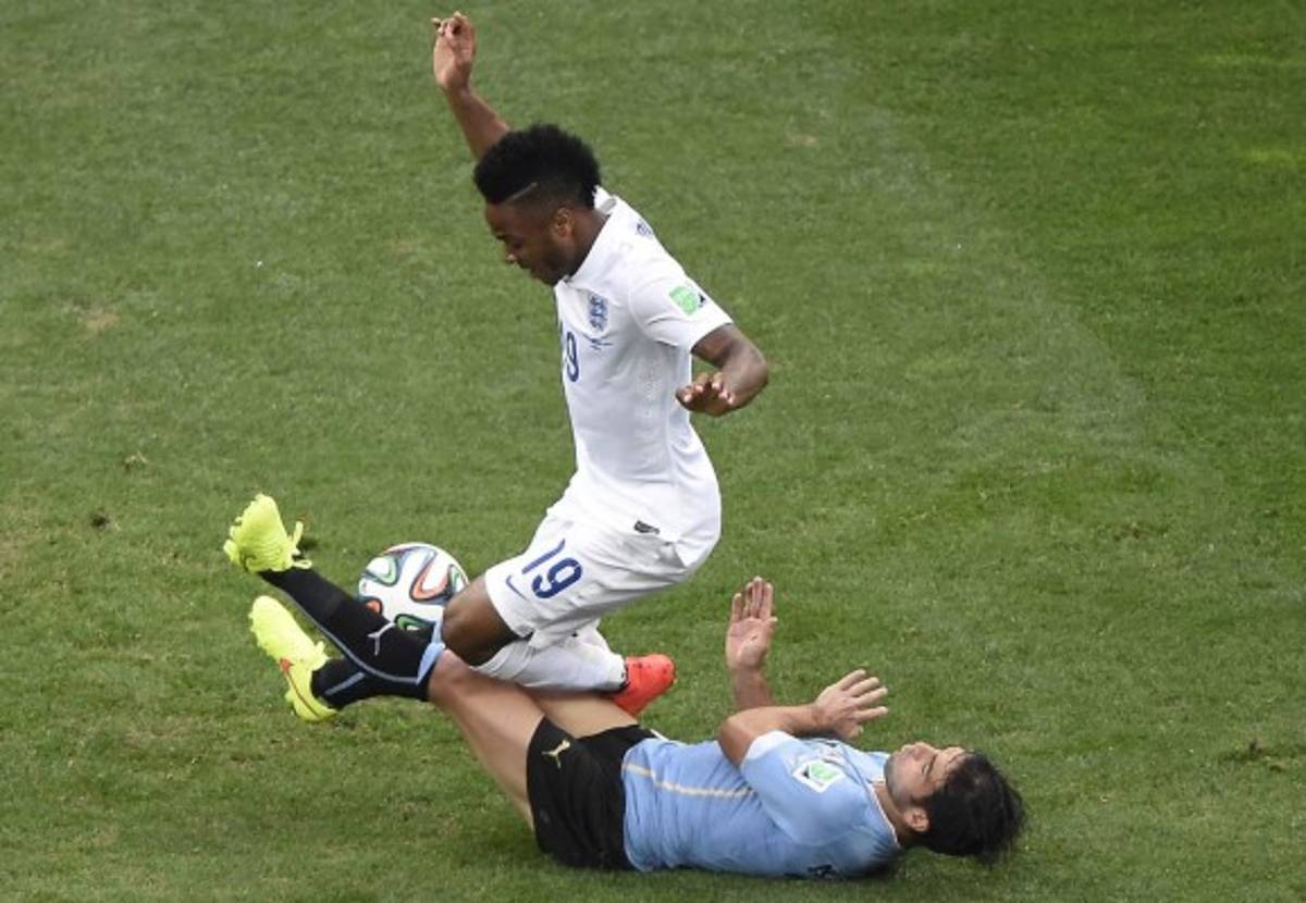 Uruguay ganó 2-1 a Inglaterra con un doblete de Luis Suárez