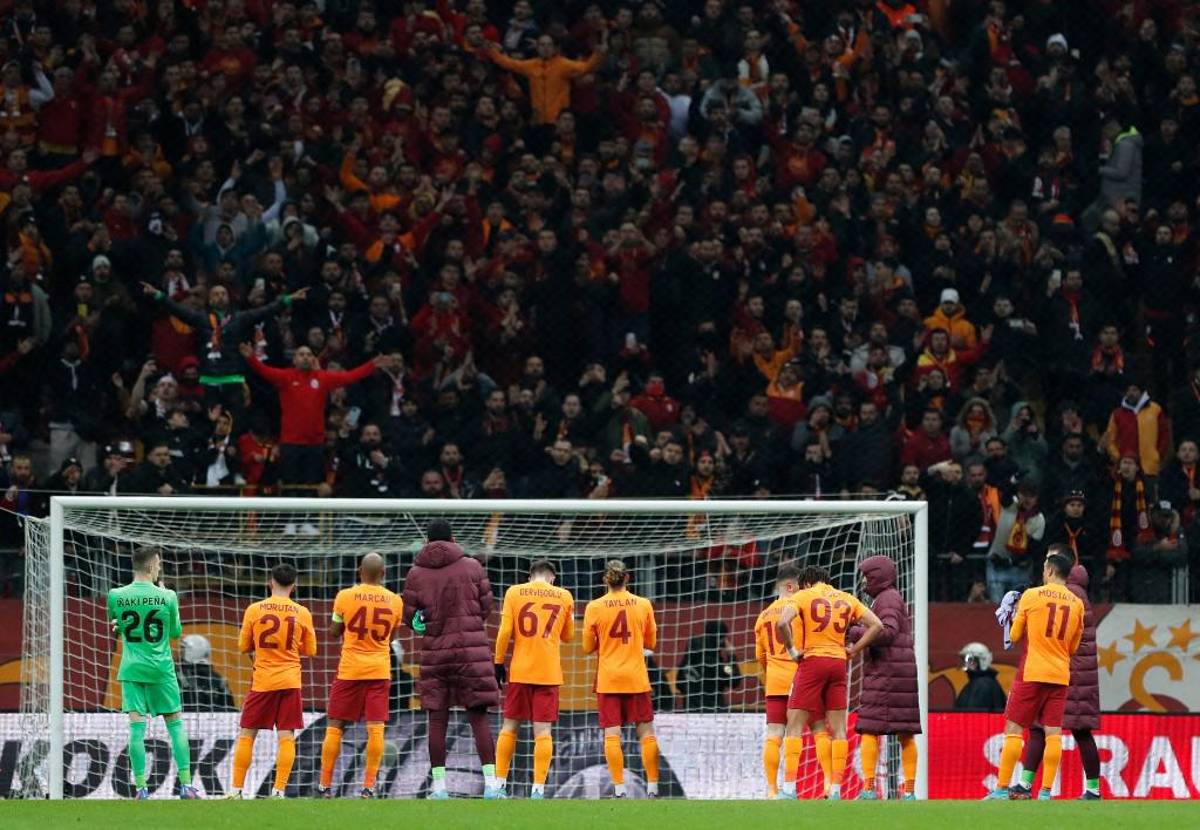 Pedri los dejó sembrados y ex del Barça en las gradas: así silenció el equipo de Xavi el infierno turco en la Europa League