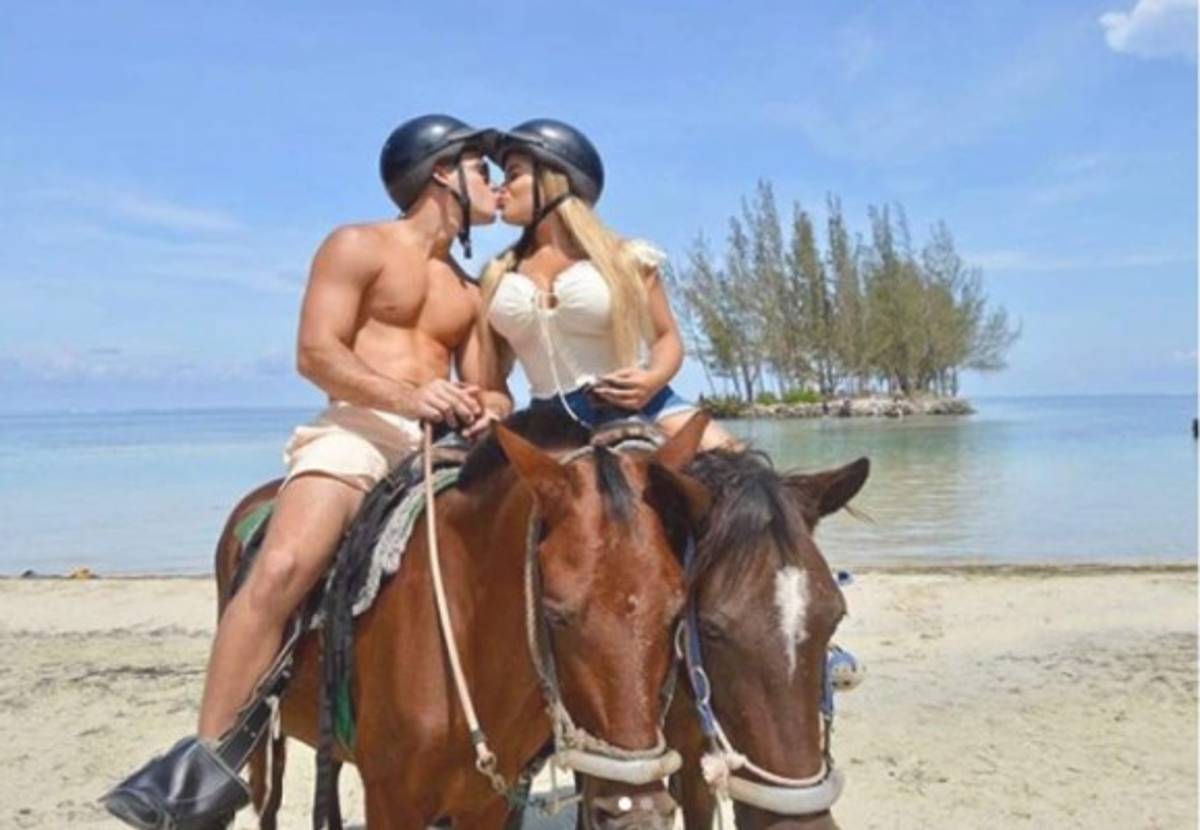 FOTOS: Roatán, 'inundada' de bellas turistas para la semana Morazánica 2019