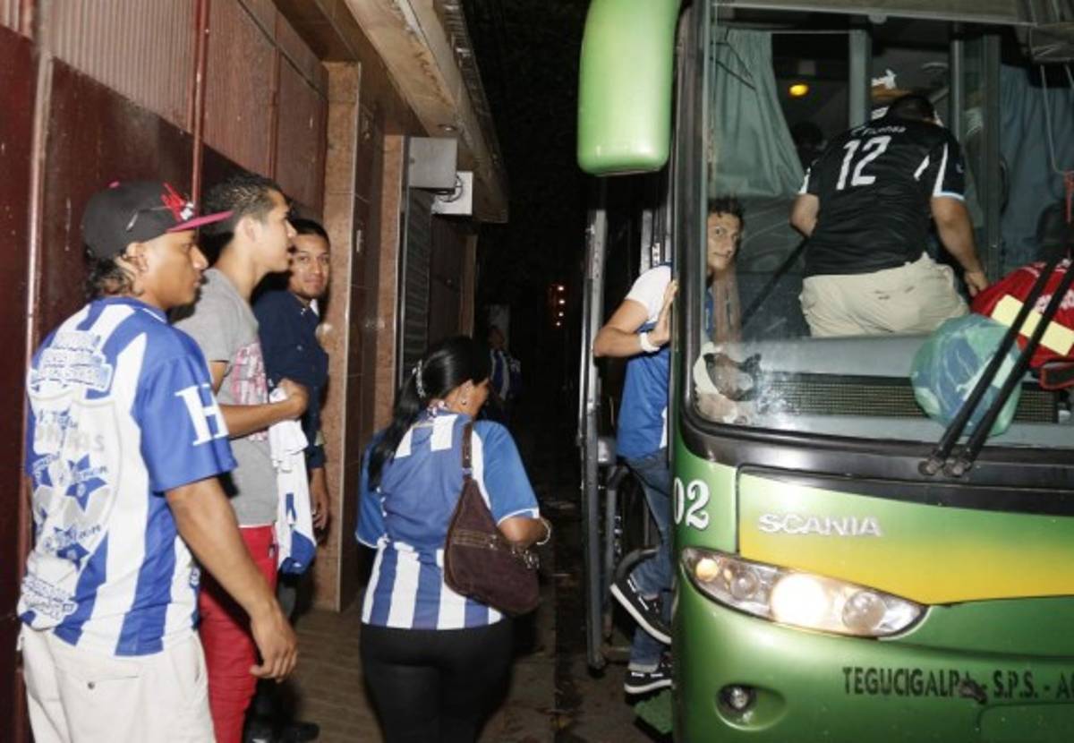 Aficionados hondureños madrugaron para viajar a El Salvador