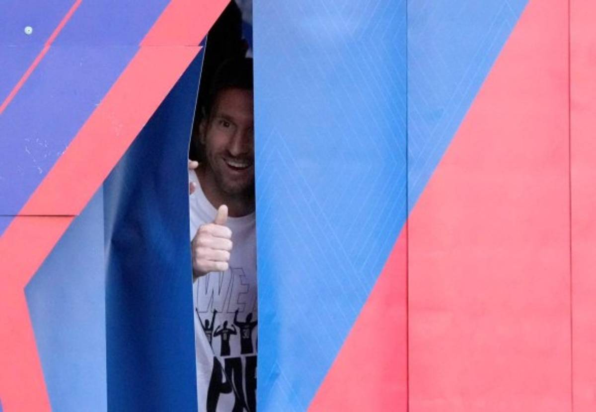 Éxtasis en París e invitado de lujo: así fue la presentación de Messi ante la afición del PSG en el Parque de los Príncipes  