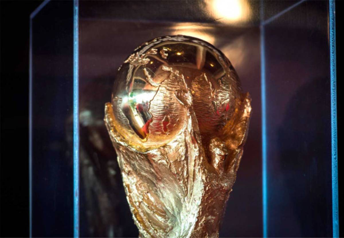 El trofeo la FIFA comenzó su gira en Brasil.