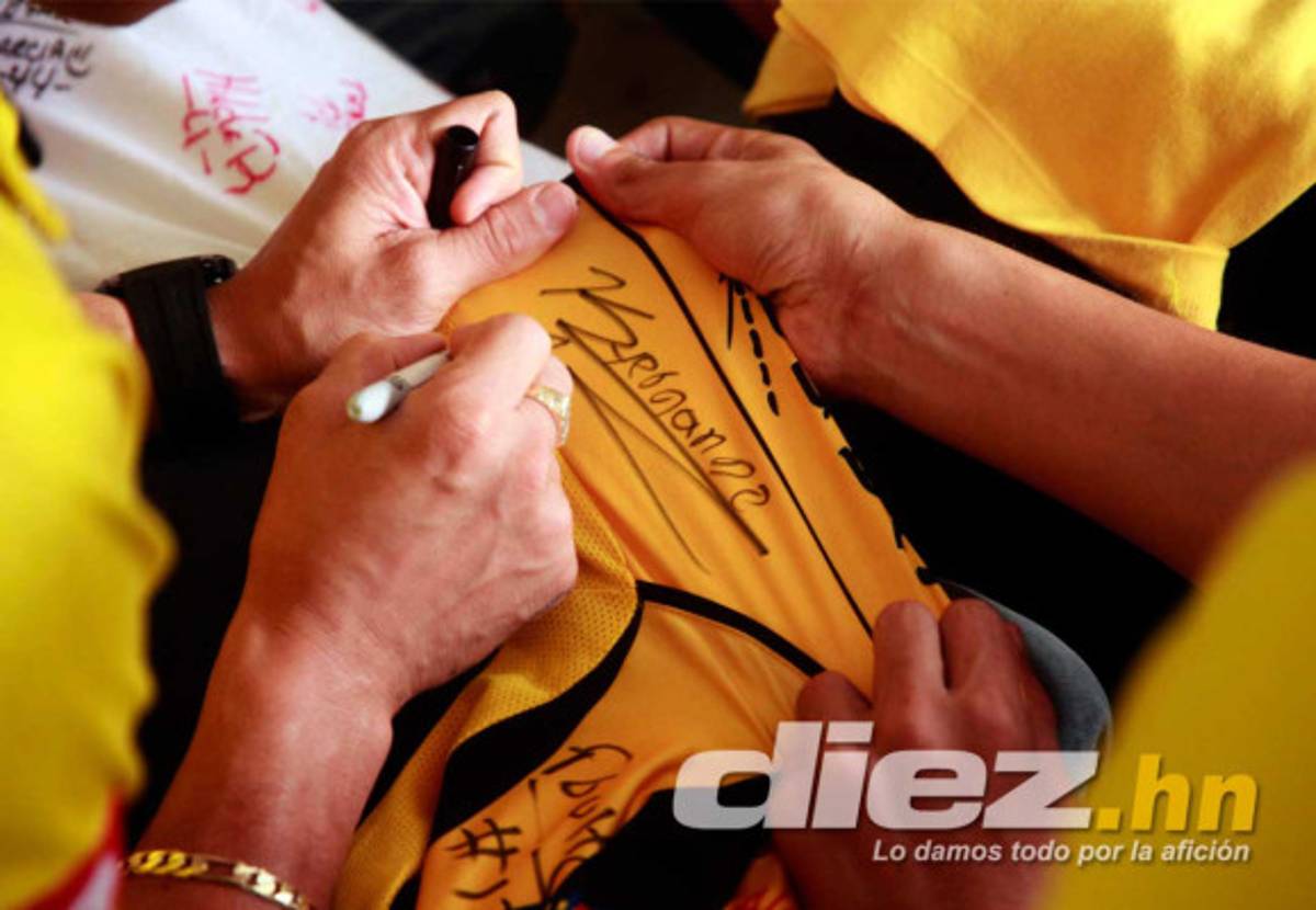 Real España y la firma de autógrafos en Asiatikos Parts.