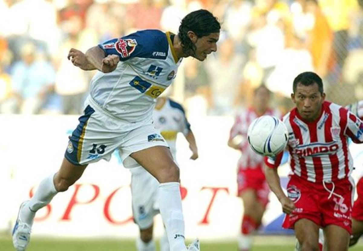 'El loco' Abreu impone récord Guinness tras vestir 26 camisetas distintas en su carrera