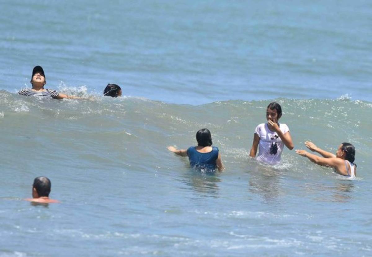 Sol, playa y arena: Comenzó el ambientazo de la Semana Santa en Honduras