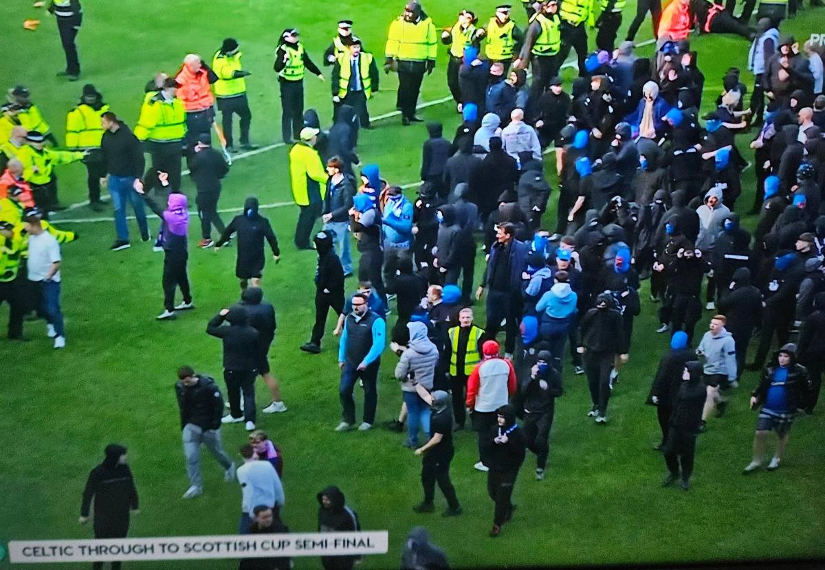 Así terminó el Clásico: celebraron en la cara del rival, no soportaron y se desató el caos en en el césped