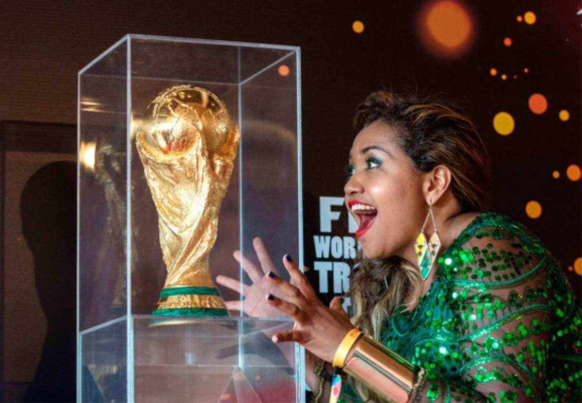 El trofeo la FIFA comenzó su gira en Brasil.