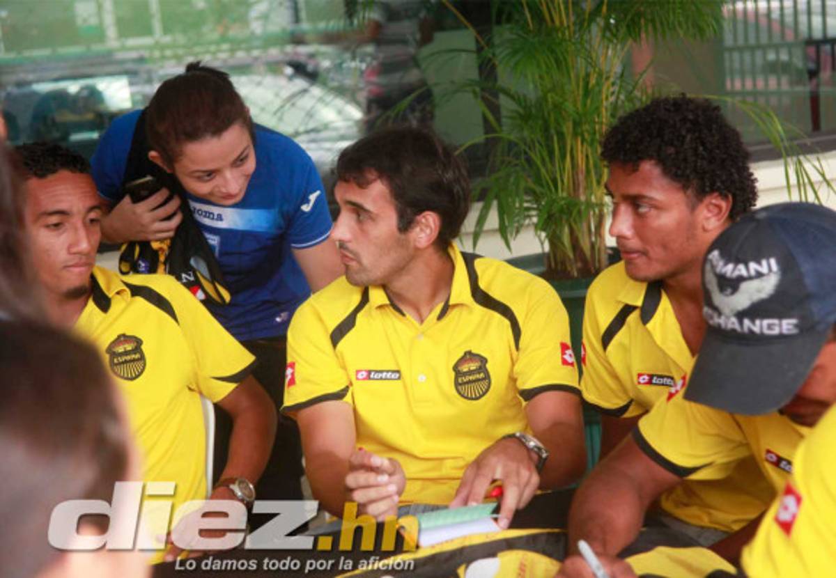 Real España y la firma de autógrafos en Asiatikos Parts.