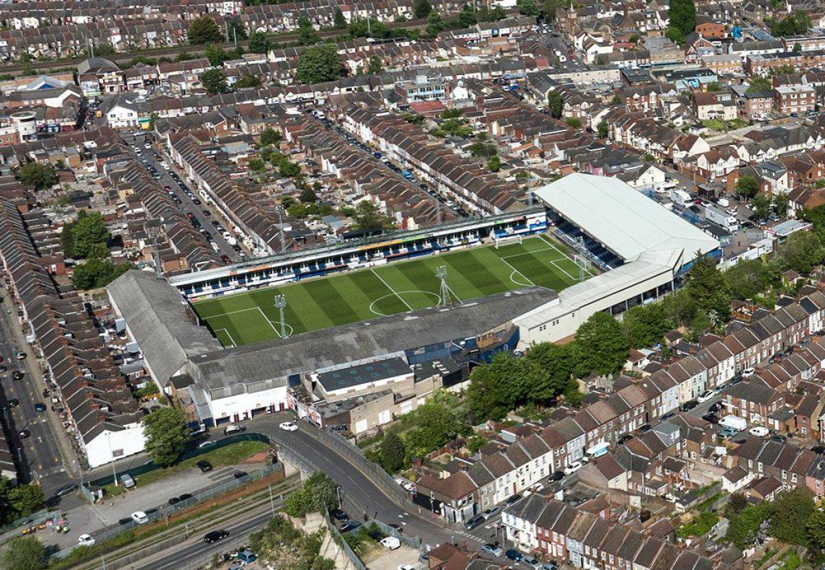 Ingresan por los jardines: Así es el estadio del Luton Town, el nuevo equipo la Premier League ¿Cuánta capacidad tiene?