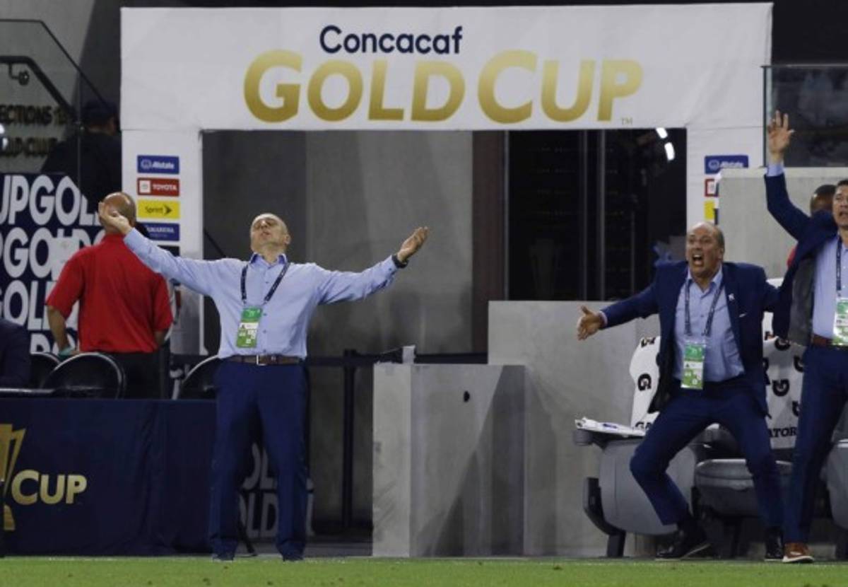 Las otras imágenes: Emilio y Ever consuelan a salvadoreños y la reacción de Coito