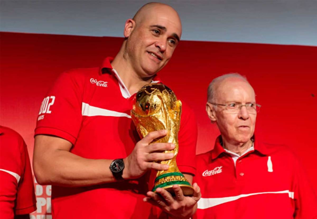 El trofeo la FIFA comenzó su gira en Brasil.