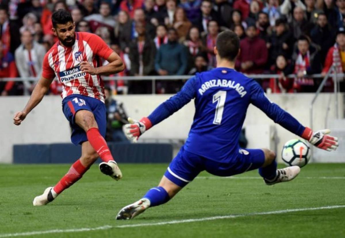 Atletico Madrid's Spanish forward Diego Costa shoots to score a goal during the Spanish league football match between Club Atletico de Madrid vs Athletic Club Bilbao at the Wanda Metropolitano stadium in Madrid on February 18, 2018. / AFP PHOTO / GABRIEL BOUYS