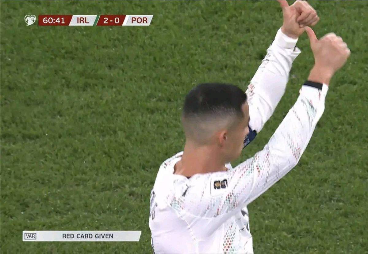 Cristiano Ronaldo recibe la peor burla tras ser expulsado, rompe un récord histórico y el feo gesto contra el árbitro