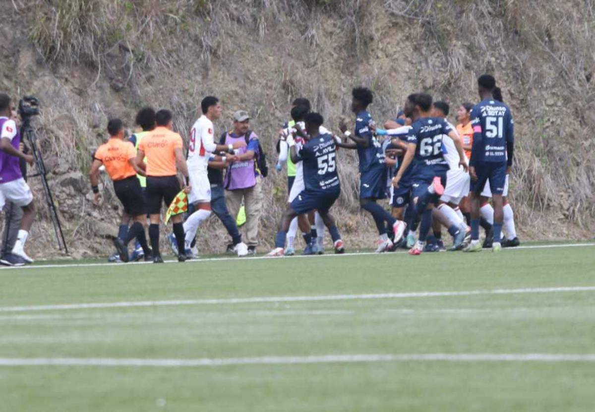 Enfrentamiento a puño limpio: Familiares y jugadores terminan la final de reservas entre Olimpia y Motagua entre golpes