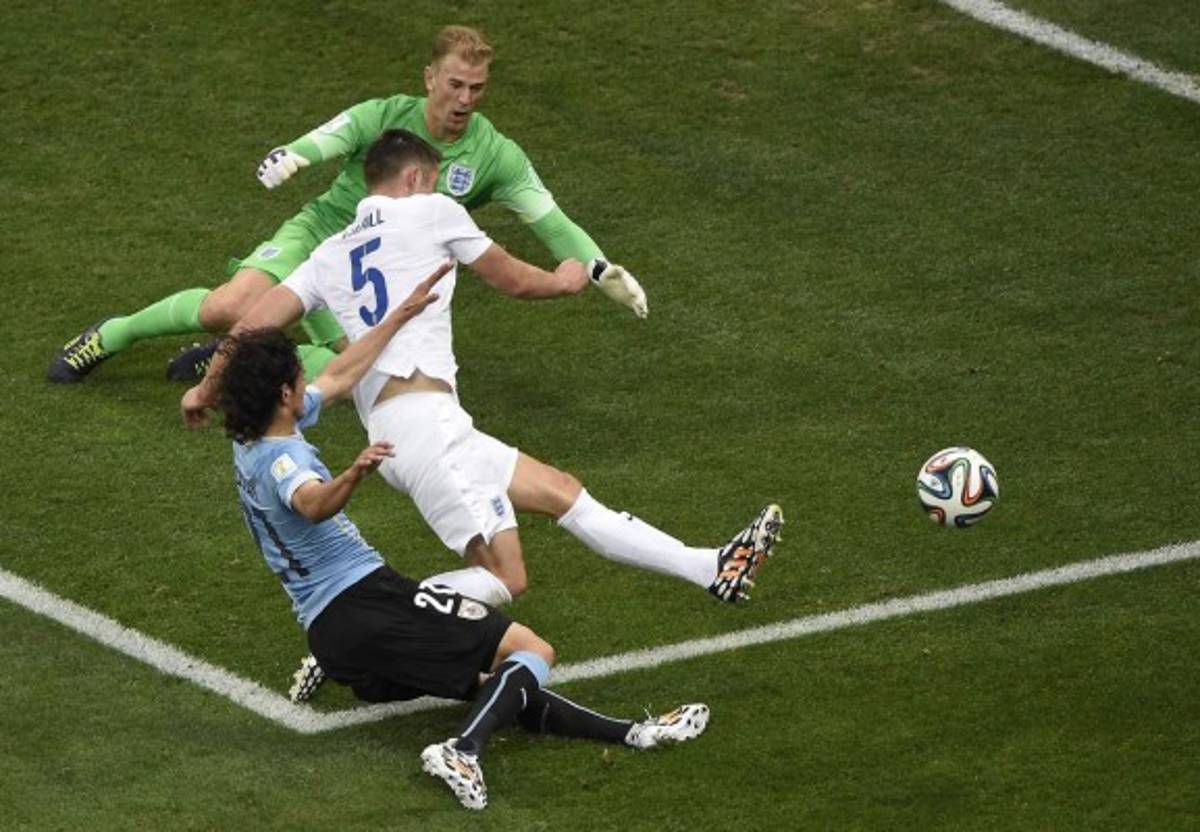 Uruguay ganó 2-1 a Inglaterra con un doblete de Luis Suárez