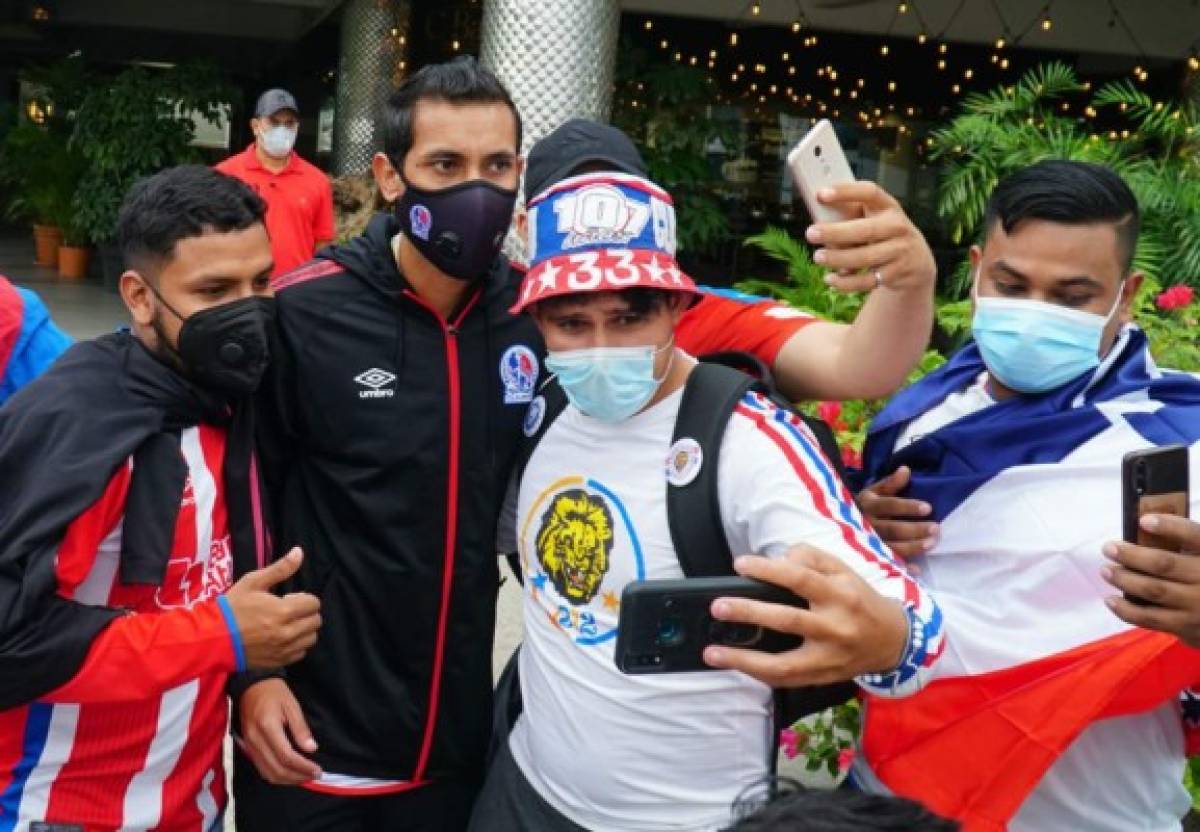 Hasta un legionario celebró la copa 32: Las otras imágenes del tremendo festejo del Olimpia