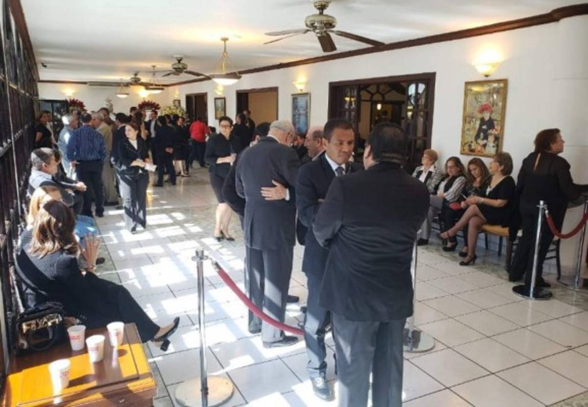 Empresarios, ex presidentes y periodistas: Las personalidades en el velatorio de Rafael Ferrari