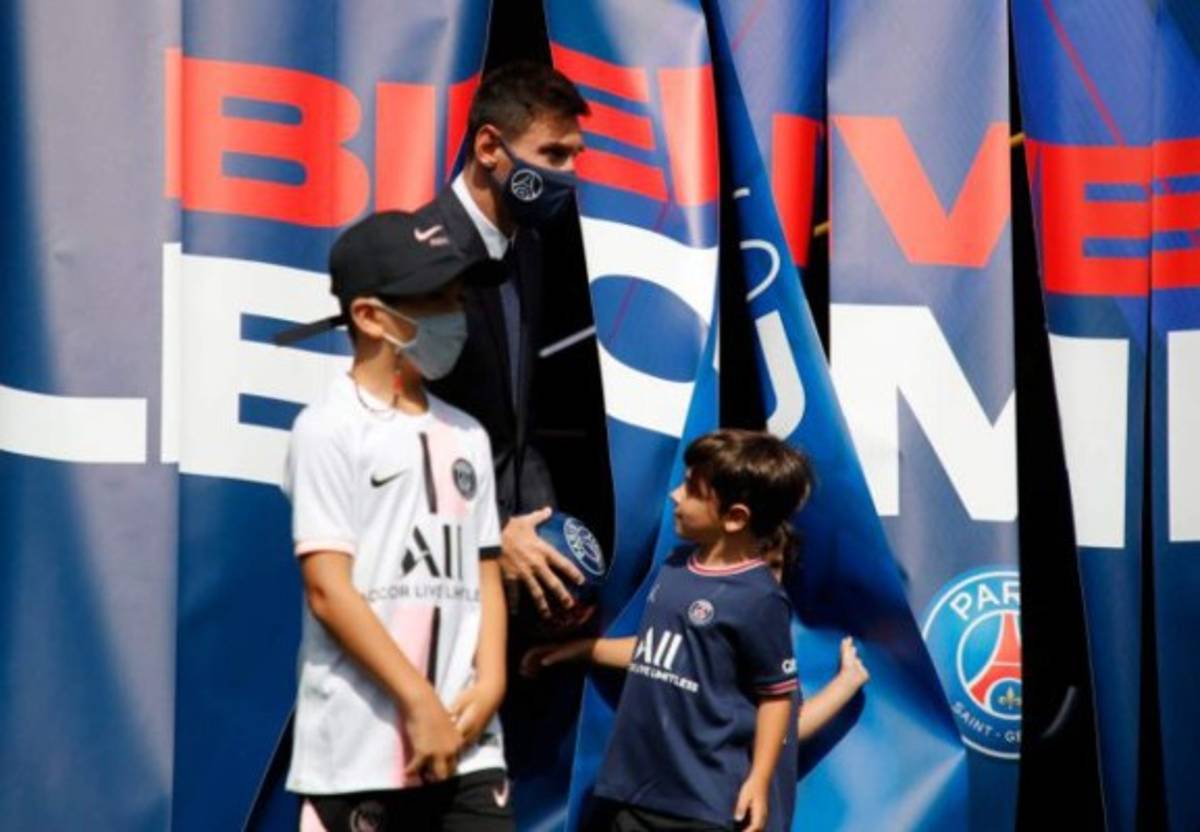 El enorme gesto de Messi, el cariño del jeque a Mateo y Antonela deslumbró: así fue la presentación del nuevo jugador del PSG  