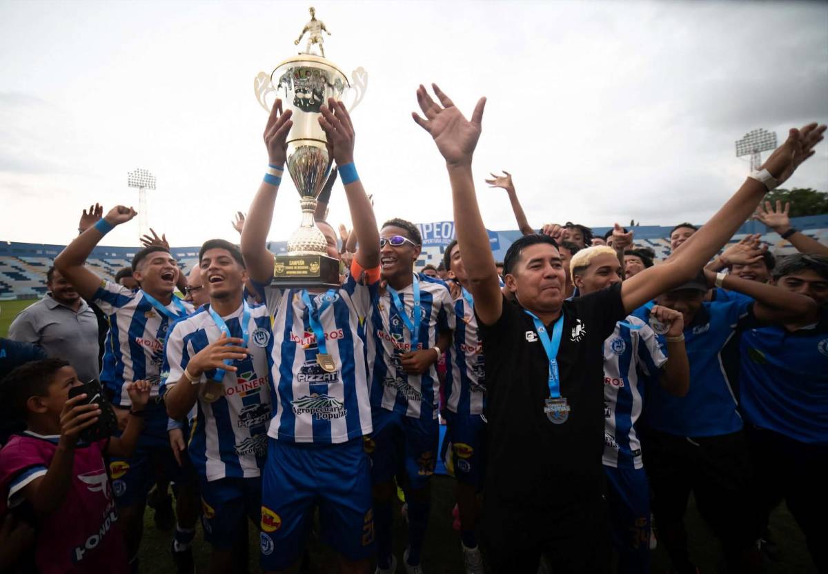 ¡La Ceiba de fiesta! Victoria celebró por lo alto, fichaje del Olimpia presente y exmundialista llegó a la final de Reservas