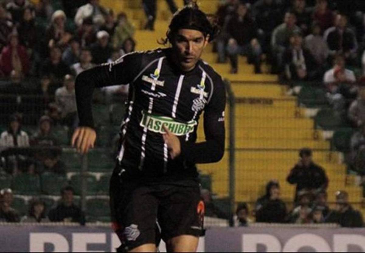 'El loco' Abreu impone récord Guinness tras vestir 26 camisetas distintas en su carrera